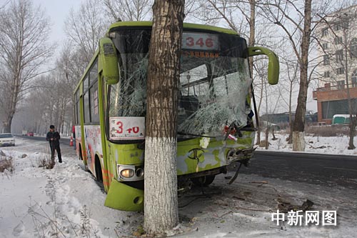 哈爾濱公交車撞上面包車釀一死三傷(圖)