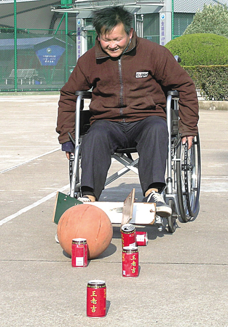 66岁宁波奇人发明"残疾人足球车"