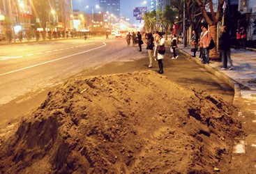 社会新闻 > 正文     四平路大连路公交站点旁,一直堆放着一大堆黄沙