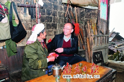 社会新闻 > 正文   乳源县委书记梁健与瑶胞探讨生产发展项目.