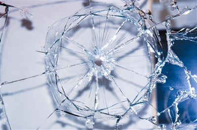 影楼凌晨遭枪击玻璃墙上留下弹孔 警方介入调查