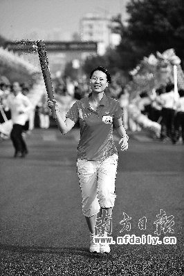 雅典奥运羽毛球女双冠军,广州市羽毛球运动管理中心副主任张洁雯(左图