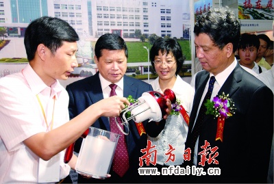 县委书记陈延华陪同市领导到重点企业调研.