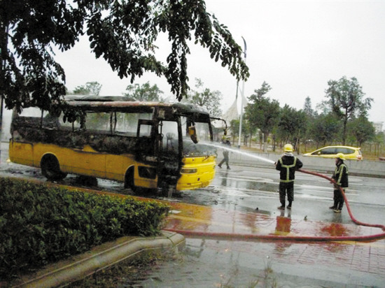 起火自燃的校车