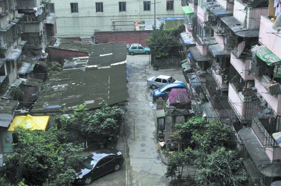 晚归业主进小区要过两道门交两次开门费