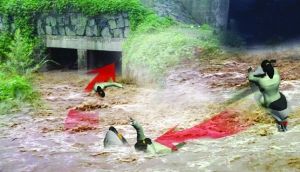 路上积水很深，女孩没下车想冲过去连人带车被水流冲走 。