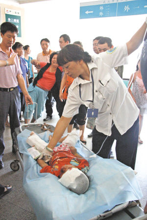 严重受伤的6岁女童小余转院到省人民医院抢救,母亲在旁悲痛欲绝