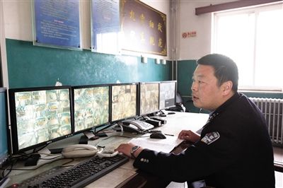 4月20日,天津清河农场金钟监狱,沈欢在监控室紧盯屏幕上的小格子.