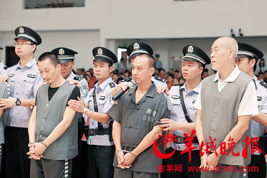 庭审毒犯现场 潘子璐 摄