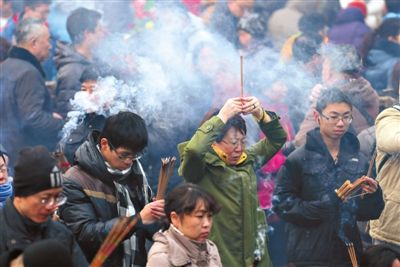 湖北男子特意赶到北京雍和宫守候20小时烧头香