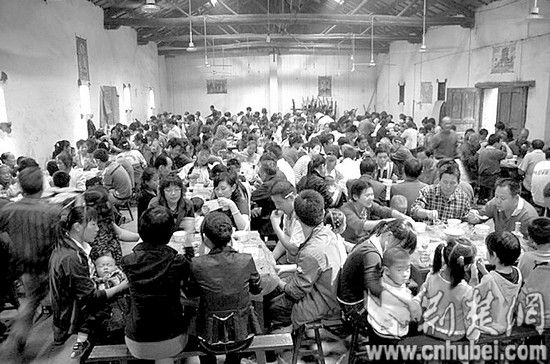 图为:这是在婚丧嫁娶廉政新规出台前,我省农村操办红白喜事的典型场景。(视界网 黄国强 摄) 图为:这是在婚丧嫁娶廉政新规出台前,我省农村操办红白喜事的典型场景。(视界网 黄国强 摄)