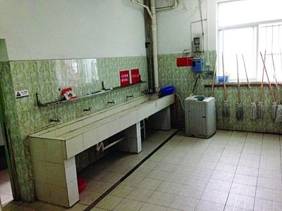 女生宿舍楼安监控能拍到浴室 学校称将拆除