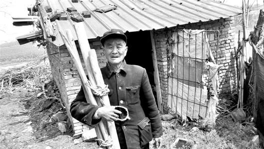 蔡甸区张湾街红星村83岁村民谢德友从26岁就开始为村民义务装殓