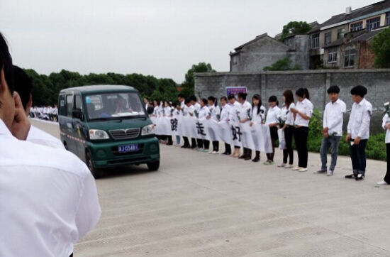 老板母亲去世被指要员工送葬当地称自愿参加