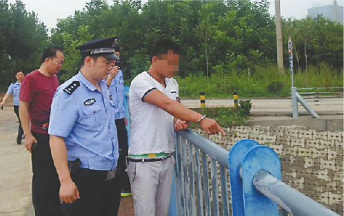 图为嫌疑人指认作案现场.警方供图