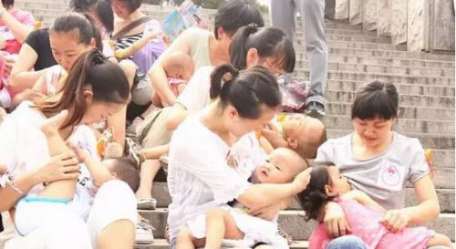 年轻妈妈当众哺乳惹争议 路人:眼睛不知往哪放
