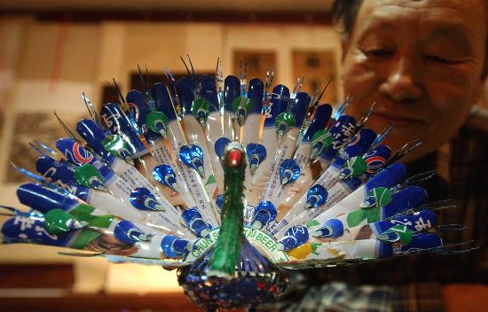 图文:废旧易拉罐变身精美工艺品(1)