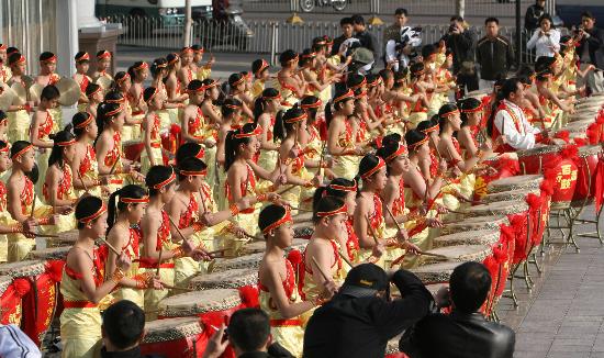 社会新闻 正文       1月1日,汕头德华学校的学生们在敲鼓.