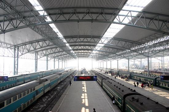 图文:阜阳火车站无站台柱风雨棚和新站台