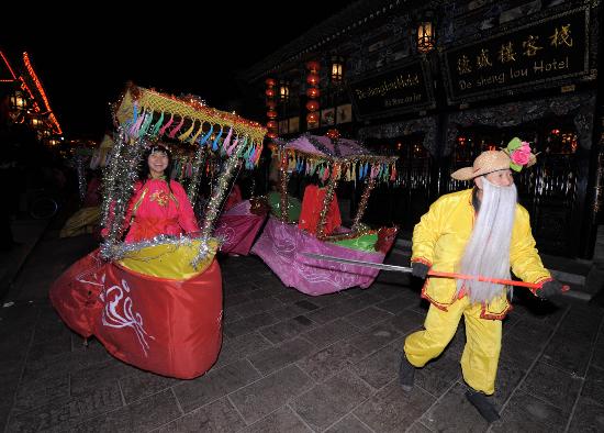 图文山西平遥古城表演划旱船