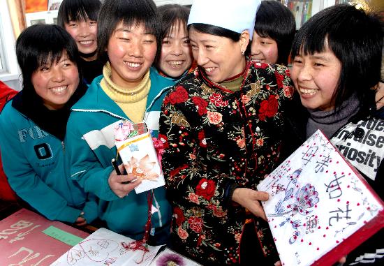 图文:马志英和她的125个"女儿"(1)