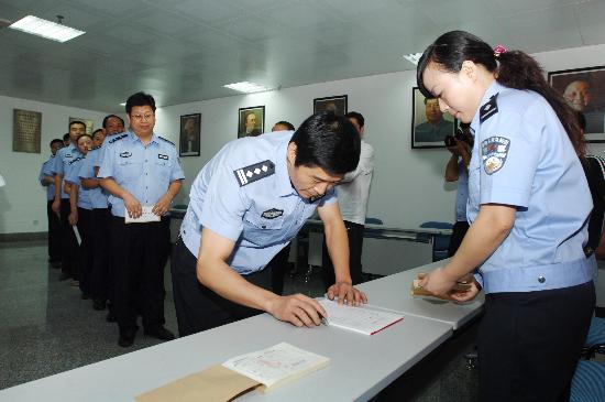 5月23日,在貴州省公安廳機關黨委,貴州公安民警在排隊交納