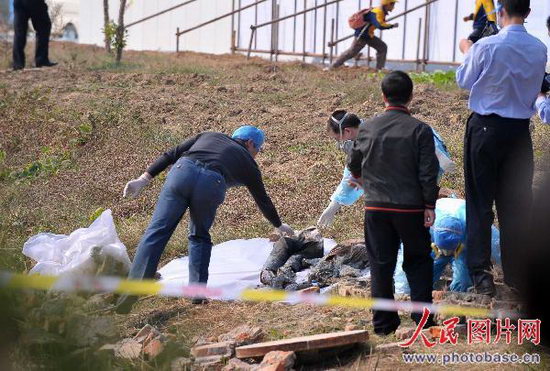 組圖:街道辦事處附近窨井內發現無名腐屍