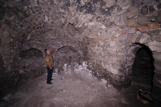 图文工作人员介绍位于窑洞壁上方的暗道