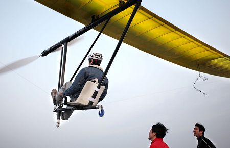 上海市民称驾驶人力飞机试飞成功(组图)