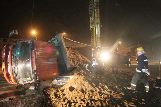 运沙车路口侧翻压扁轿车 小车司机被埋(组图)