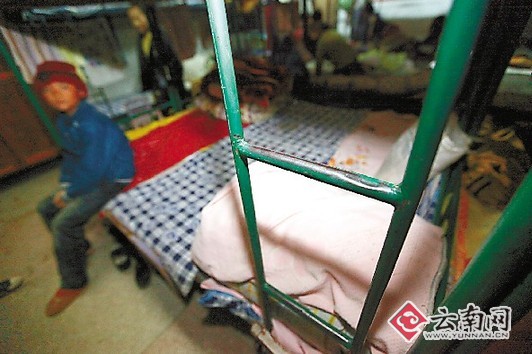 云南小学生用红领巾在宿舍上吊身亡(组图)