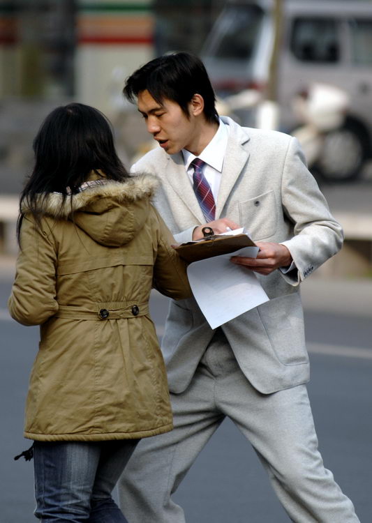 图文:女子街头遭销售化妆品人员纠缠
