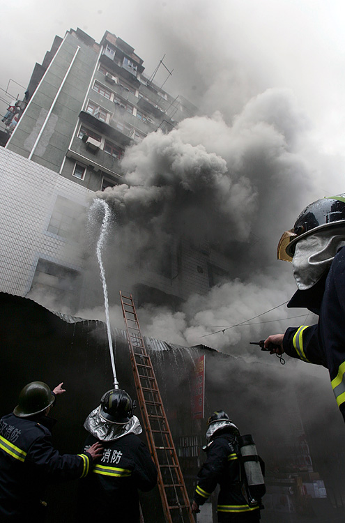 图文:消防人员正在现场紧急灭火