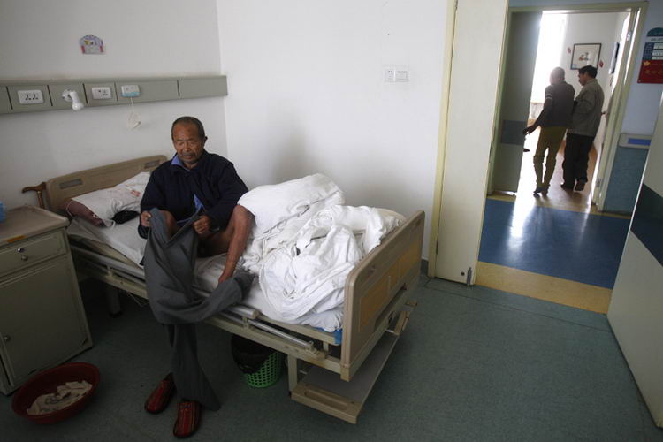 2009年3月15日中午,胡世昌老人尿床后,医护人员给他拿了条干净的裤子