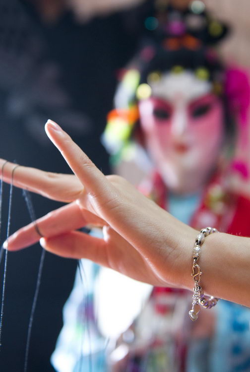 图文:双手控制木偶的活动