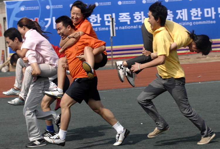 图文500多名朝鲜族人参加背老婆比赛