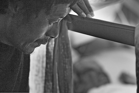 2名孩童玩生日蜡烛引燃草垛被烧成重伤(组图)