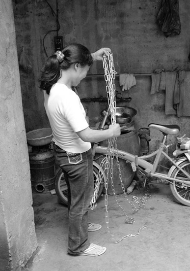 父亲用铁链锁住10岁男孩让其在家做作业(组图)