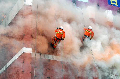 宁夏消防队员举行高层建筑灭火演习组图