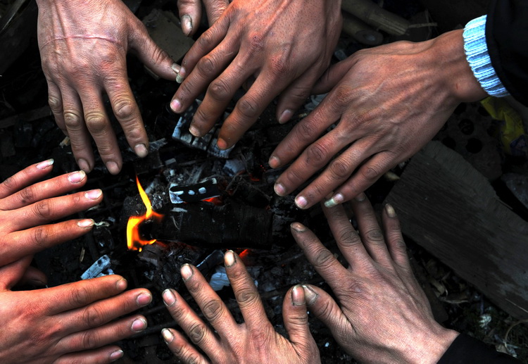 图文:新居民下班后围火取暖