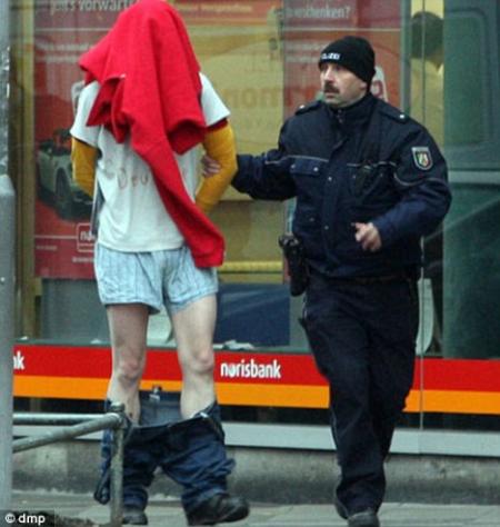  德国银行劫匪被捕后，衣服套头，裤子几乎掉到脚踝 