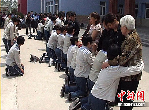 由河南省郑州女子监狱服刑人员自编自导自演的情景剧《跪羊图》献礼