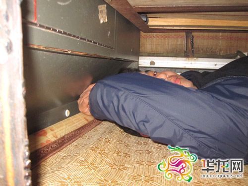 时05分讯(记者 刘艳) 一辆从广东潮阳到四川平昌的大客车,为躲避检查