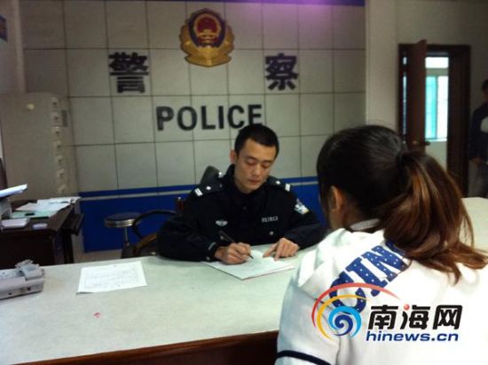 小美在海口龙华公安局接受警方做笔录 (南海网记者 陈望摄)