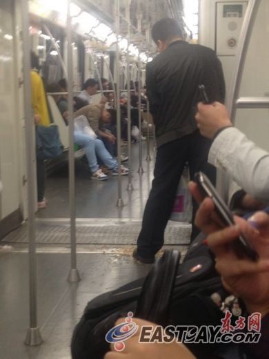 男子酒后乘地铁解裤链撒尿(图)