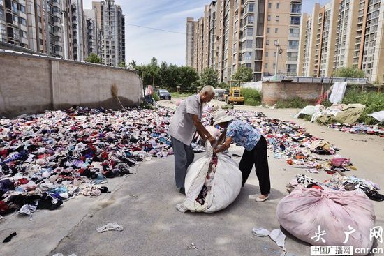 废品站回收大量文胸后当街晒引路人好奇(图)