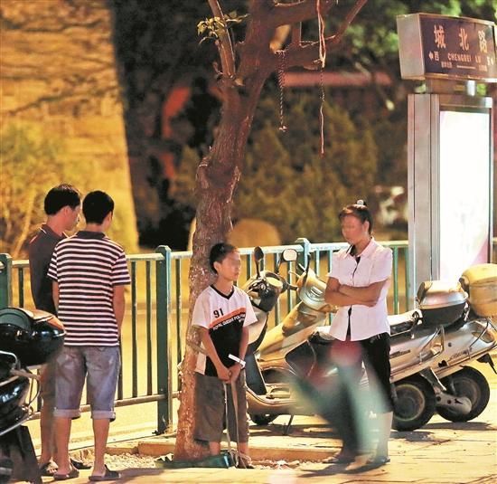 男童因偷家里钱被父母绑树上教育(图)