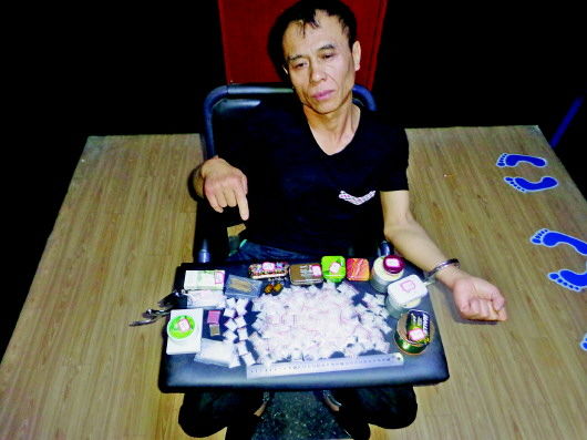 毒贩睡觉时枪不离手 取货时子弹上膛(图)