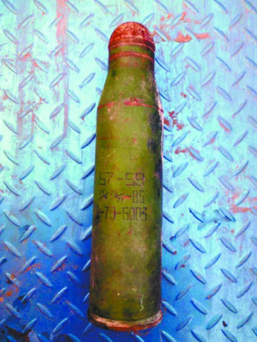 男子在垃圾堆旁捡到炮弹担心爆炸送派出所(图)