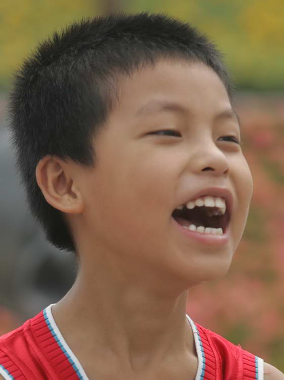 图文:小男孩儿在高声呐喊